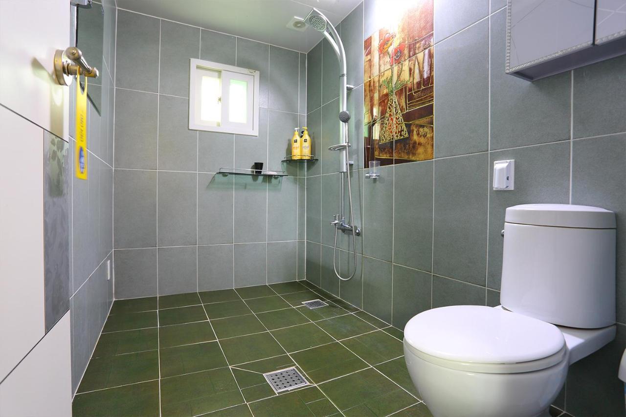 Montmartre Villa Namhae Bagian luar foto
