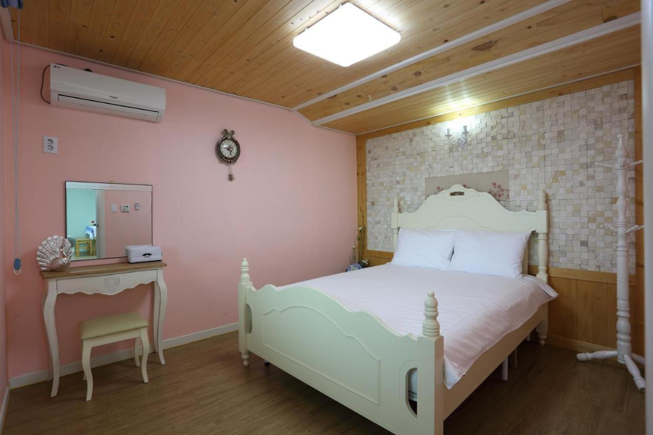 Montmartre Villa Namhae Bagian luar foto
