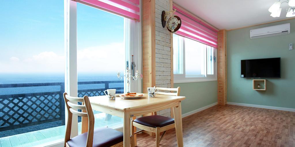Montmartre Villa Namhae Bagian luar foto