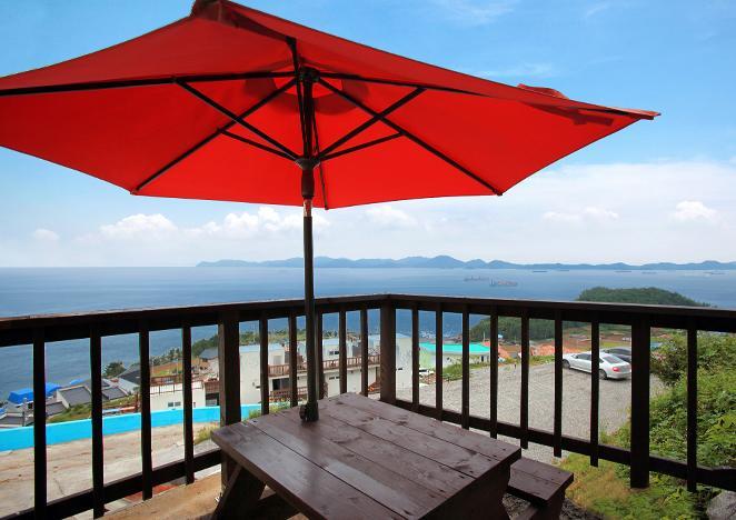 Montmartre Villa Namhae Bagian luar foto