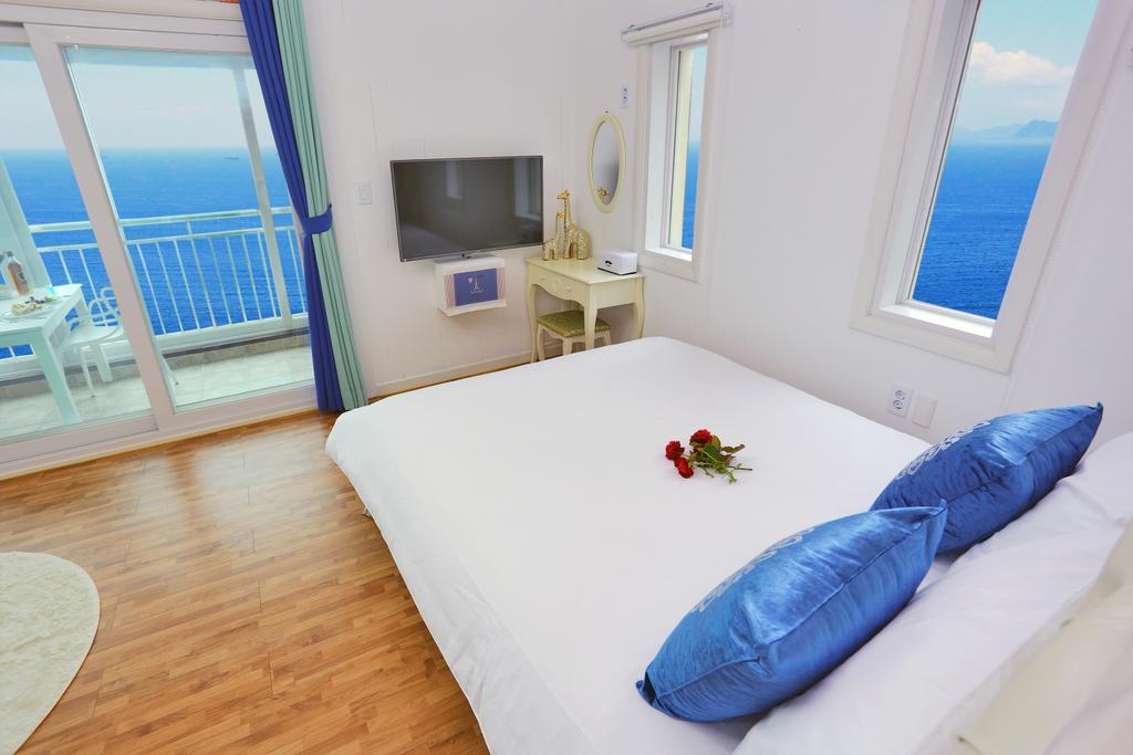 Montmartre Villa Namhae Bagian luar foto