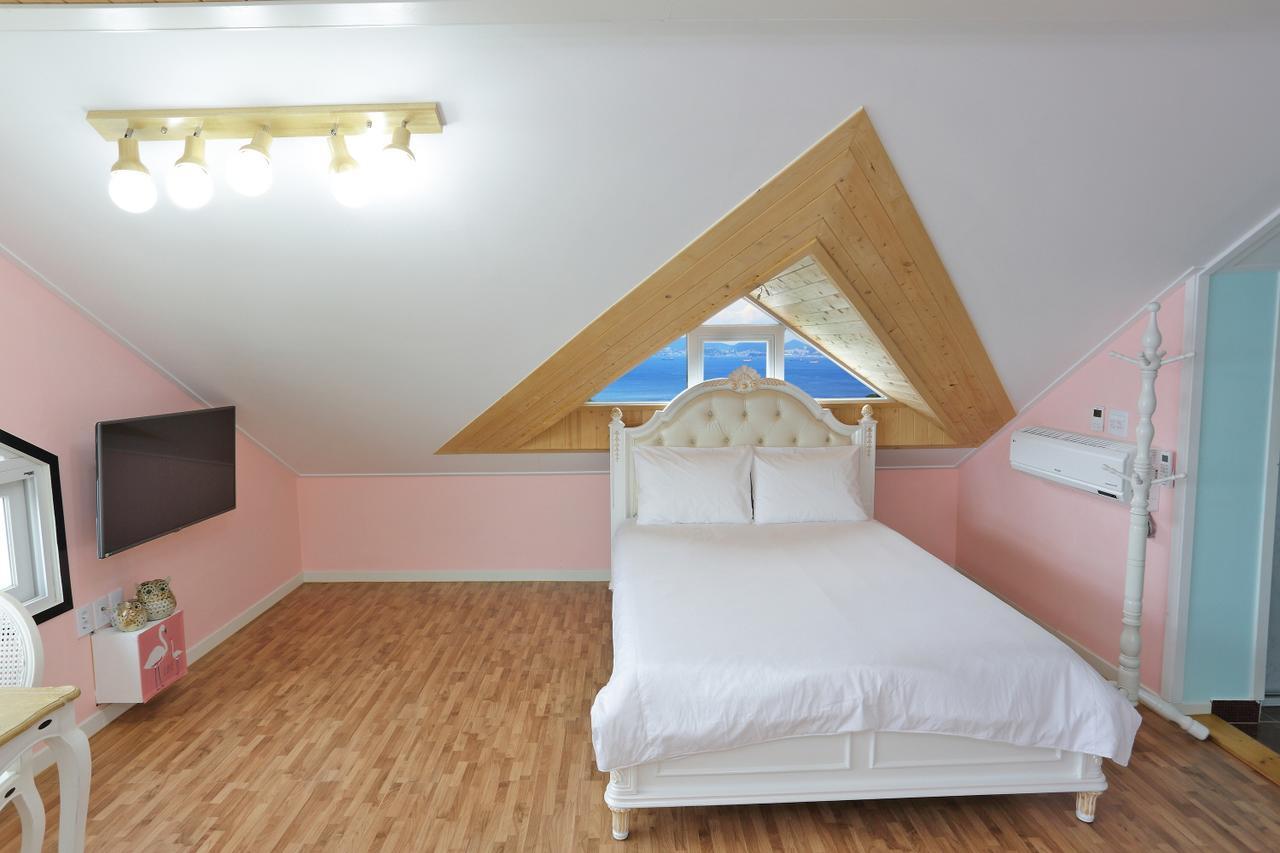 Montmartre Villa Namhae Bagian luar foto