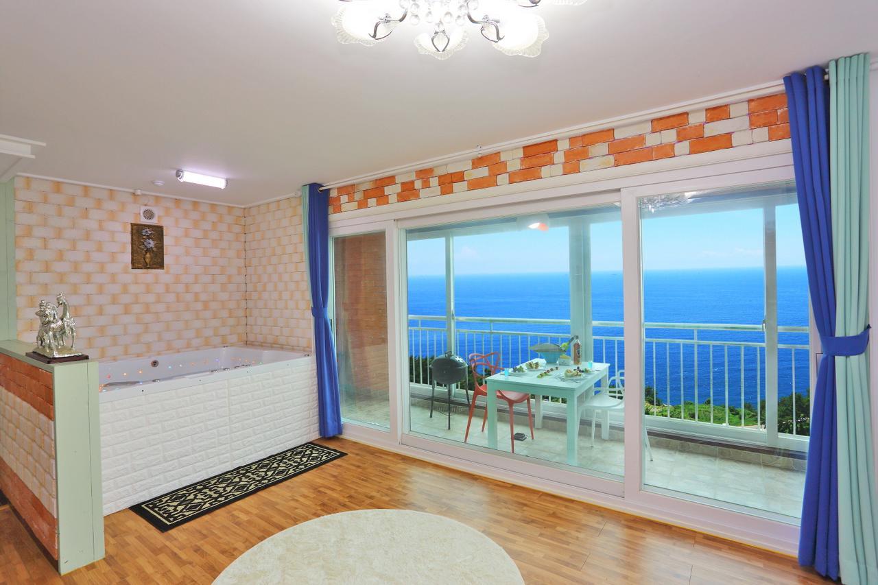 Montmartre Villa Namhae Bagian luar foto